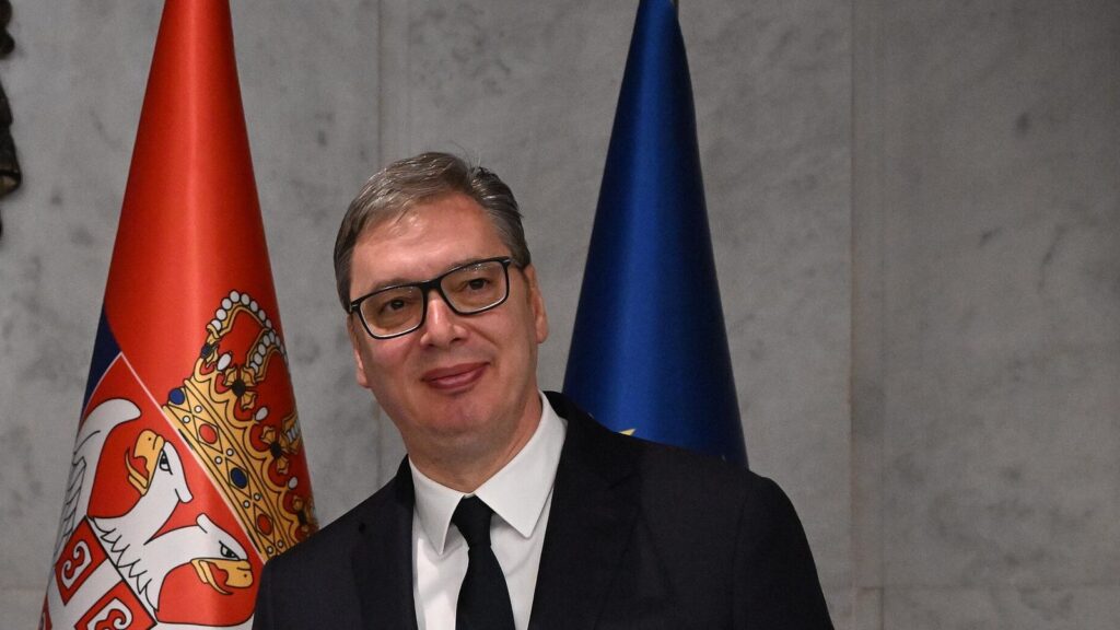 Aleksandar Vučić ispred zastave Srbije.