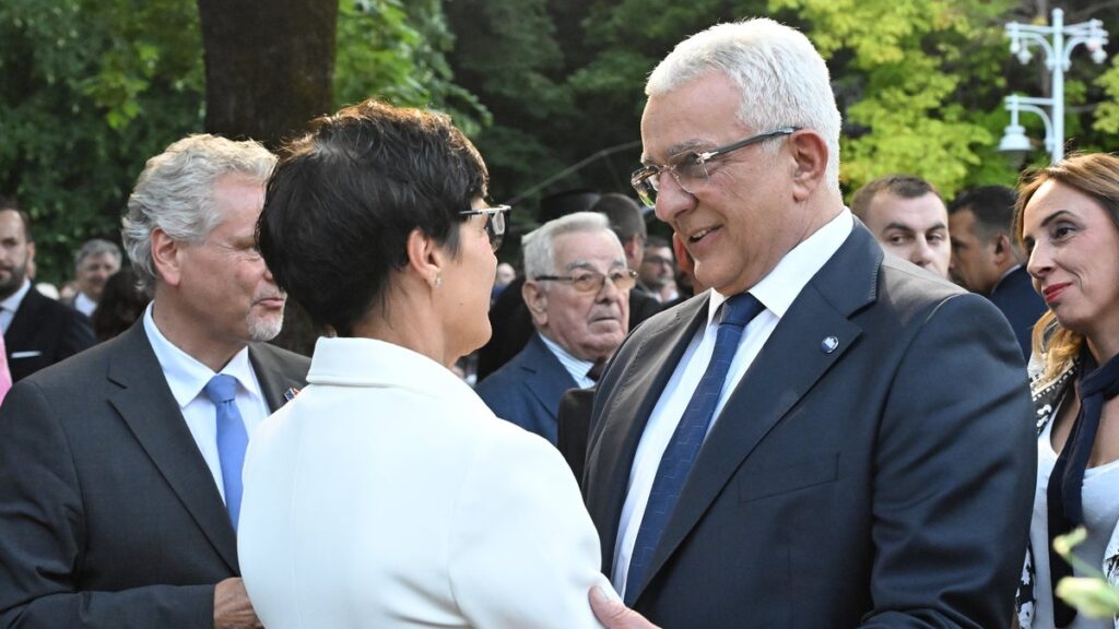 Andrija Mandić se pozdravlja sa evropskom komesarkom za proširenje Martom Kos.