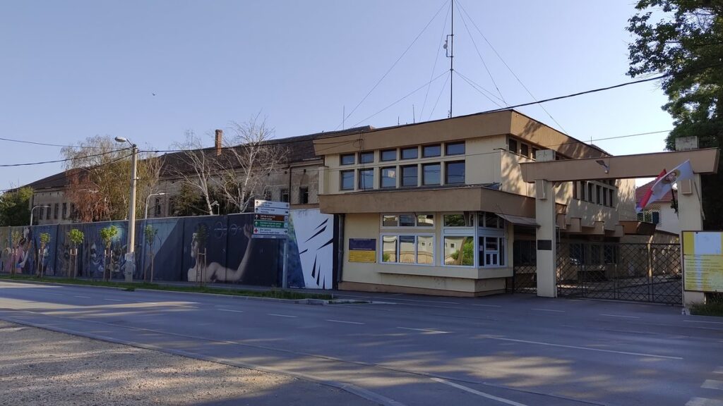 Ulaz u Kazneno-popravni zavod u Požarevcu, sa kapijom i zidom oslikanim muralima.