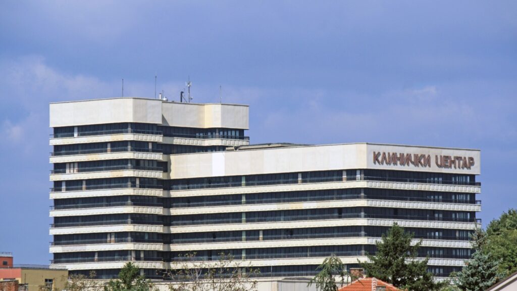 Zgrada Kliničkog centra Srbije sa natpisom na ćirilici.
