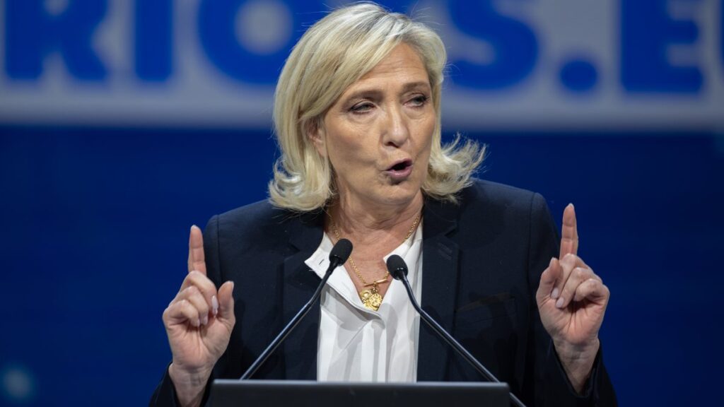 Marin le Pen govori za govornicom na skupu Patriota za Evropu u Madridu.