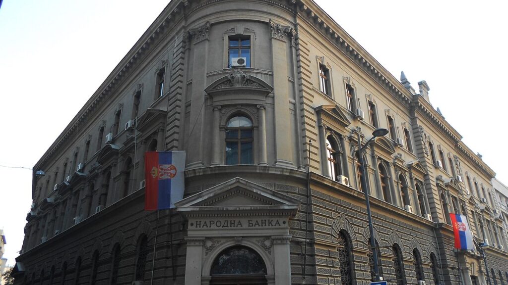 Zgrada Narodne banke Srbije u Ulici kralja Petra u Beogradu, sa zastavom Srbije i natpisom Narodna banka.