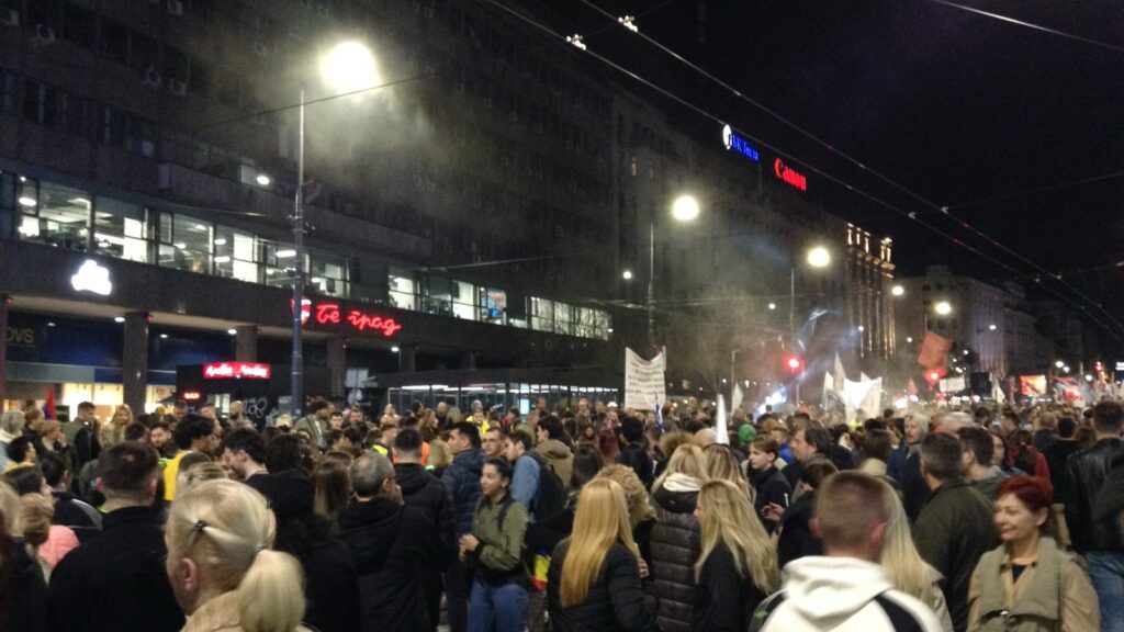 Masa ljudi noću na ulici u centru Beograda, uoči velikog protesta 15. marta 2025.