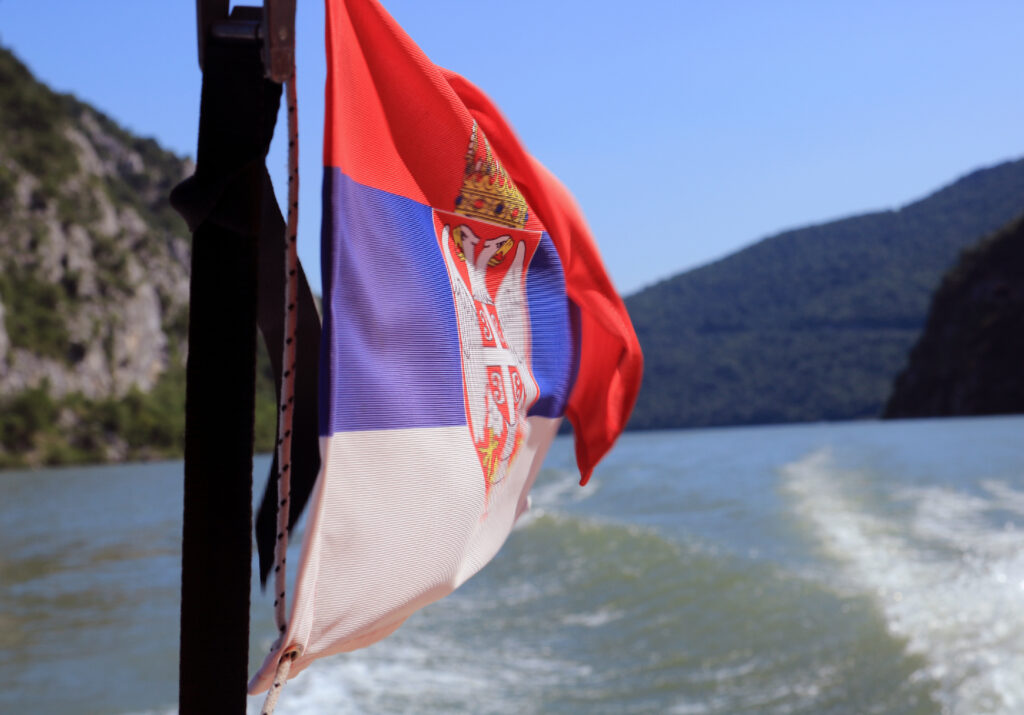 Zastava Srbije na brodu na Đerdapu, ilustracija uz vest o glasanju dijaspore