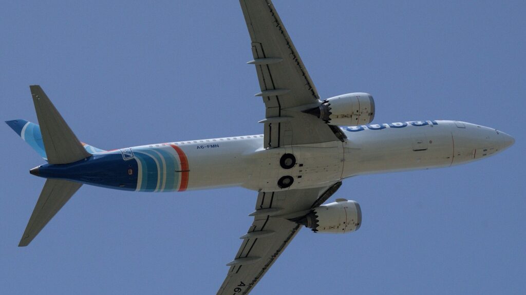Boing 737 MAX kompanije flydubai u letu, snimljen odozdo posle poletanja.