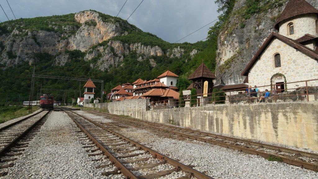 Železnički granični prelaz Vrbnica na pruzi Beograd–Bar, između Srbije i Crne Gore, sa lokomotivom na koloseku i kamenim zgradama ispod stena