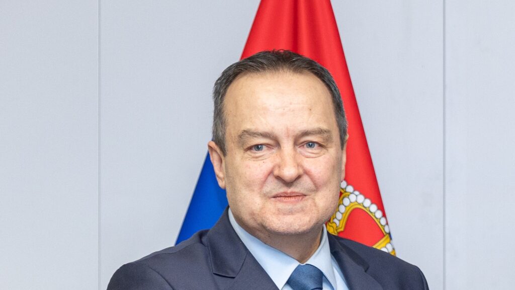 Ministar unutrašnjih poslova Ivica Dačić ispred zastave Srbije, arhivska fotografija iz 2023.