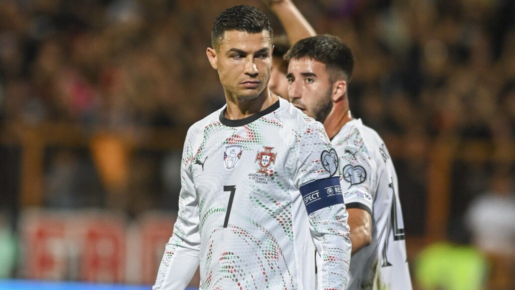 Kristijano Ronaldo sa kapitenskom trakom u belom dresu reprezentacije Portugala sa brojem 7, ozbiljnog izraza lica na utakmici u Jerevanu