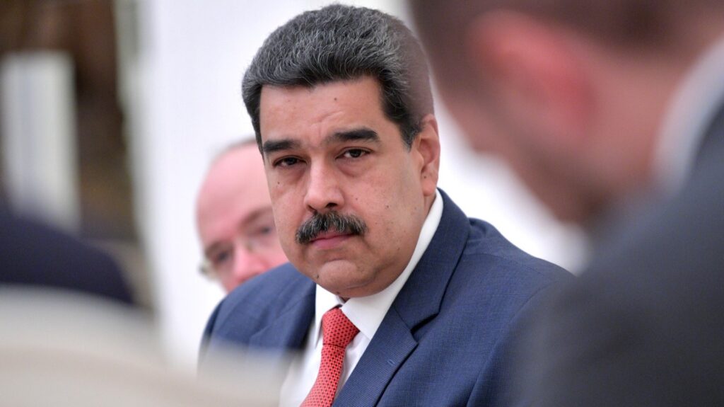 Nikolas Maduro u tamnoplavom odelu i crvenoj kravati, ozbiljnog izraza lica, sedi za stolom tokom sastanka u Kremlju 2019.