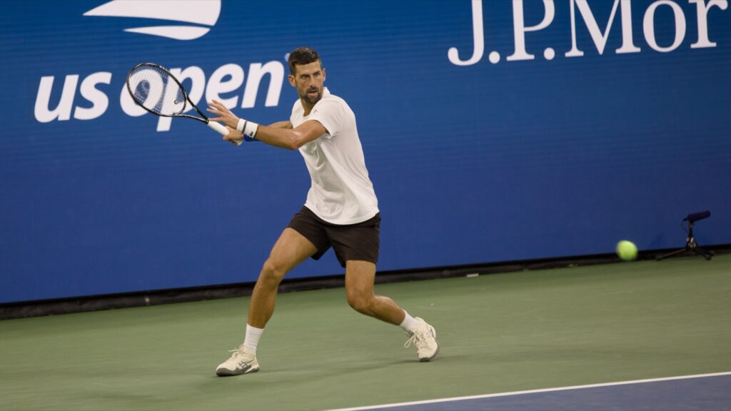 Novak Đoković u beloj majici udara forhend na terenu US Opena 2026.