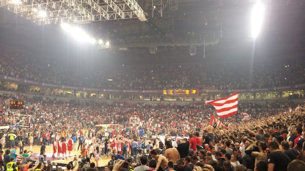 Puna Beogradska arena: navijači Crvene zvezde sa crveno-belim zastavama na košarkaškoj utakmici