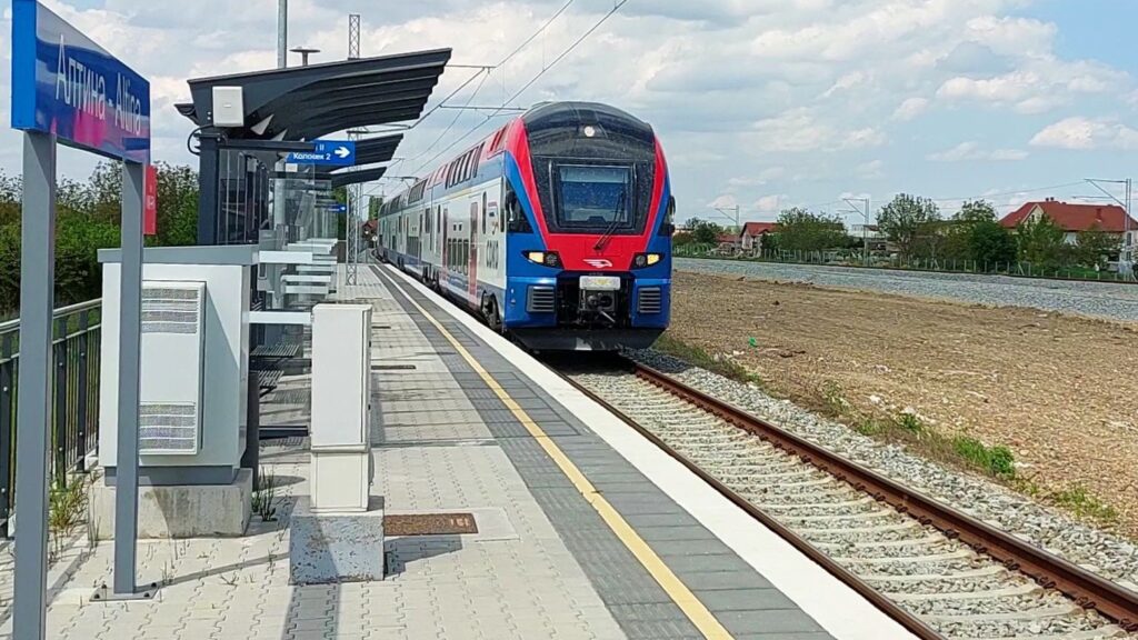Plavo-crveni voz Soko Srbijavoza ulazi u stajalište Altina na brzoj pruzi Beograd–Novi Sad