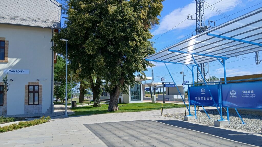 Nova, prazna železnička stanica Taksonj na mađarskoj deonici pruge Budimpešta–Beograd, desno plave table kineskog izvođača radova